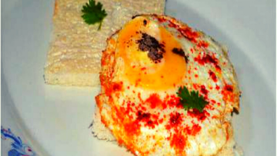 half fry egg sandwich
