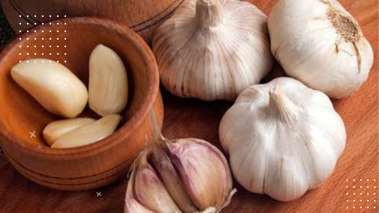 What are the benefits of eating garlic on an empty stomach?